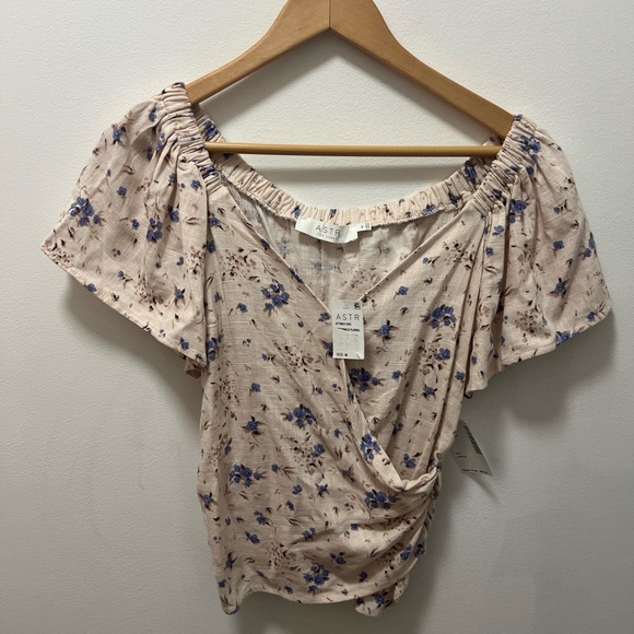 NWT - ASTR the Label Flutter Sleeve Faux Wrap Top Periwinkle Floral M - Picture 6 of 6